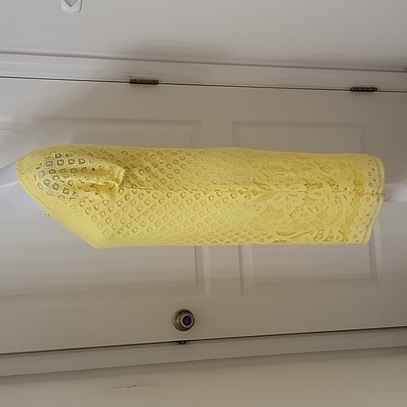Isaac Mizrahi Size XXS Yellow Lace Overaly Knee Length Shift Dress, EUC - Picture 3 of 13
